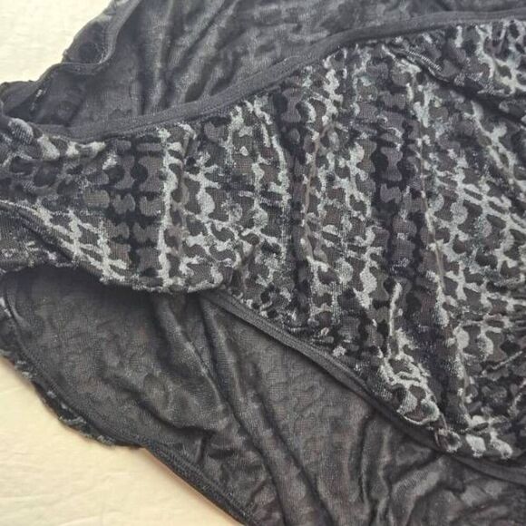 SKIMS SIDE STRING FLOCKED LOGO PANTY NWT - Picture 3 of 11